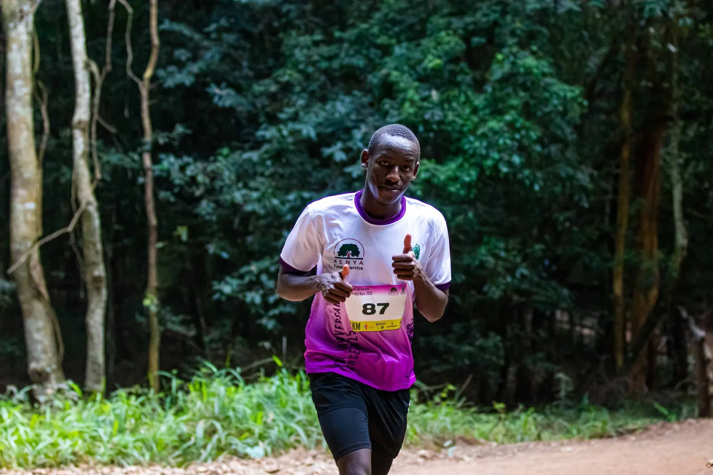 Fidel giving a thumbs-up mid-race in Karura Forest